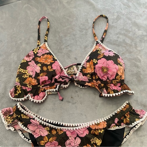 New! Victoria’s Secret floral ruffle triangle bikini 4742 - Picture 4 of 9